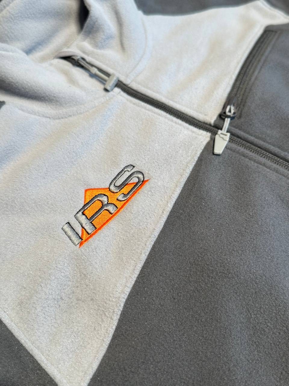 Fleecejacke mit gesticktem Firmenlogo, Fleece besticken Wien