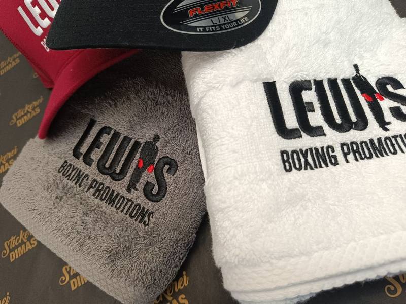 Lewis Boxing Promotions Logo auf Handtüchern und Kappe gestickt Wien