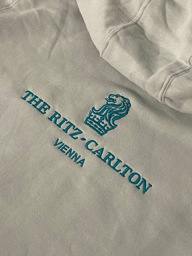 The Ritz-Carlton Vienna Logo auf Hoodie gestickt, Hotelstickerei Wien