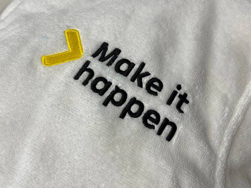Make it happen Slogan auf Fleece gestickt, Textstickerei Wien