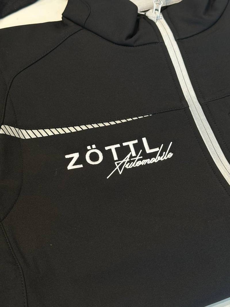 Zöttl Automobile Logo auf Softshell-Jacke gestickt, Firmenstickerei Wien