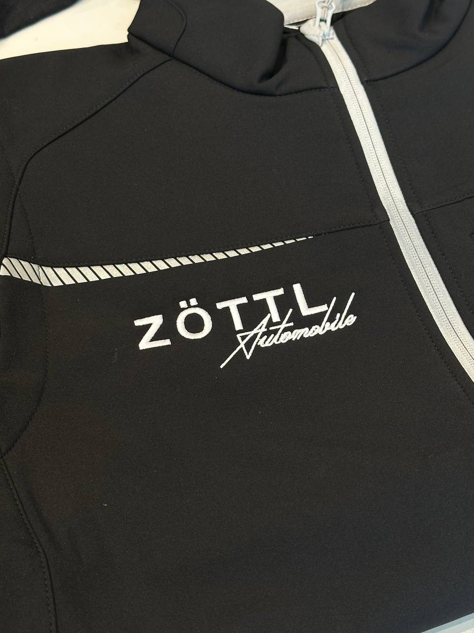 Softshell Jacke mit gesticktem Logo, Corporate Wear Stickerei Wien