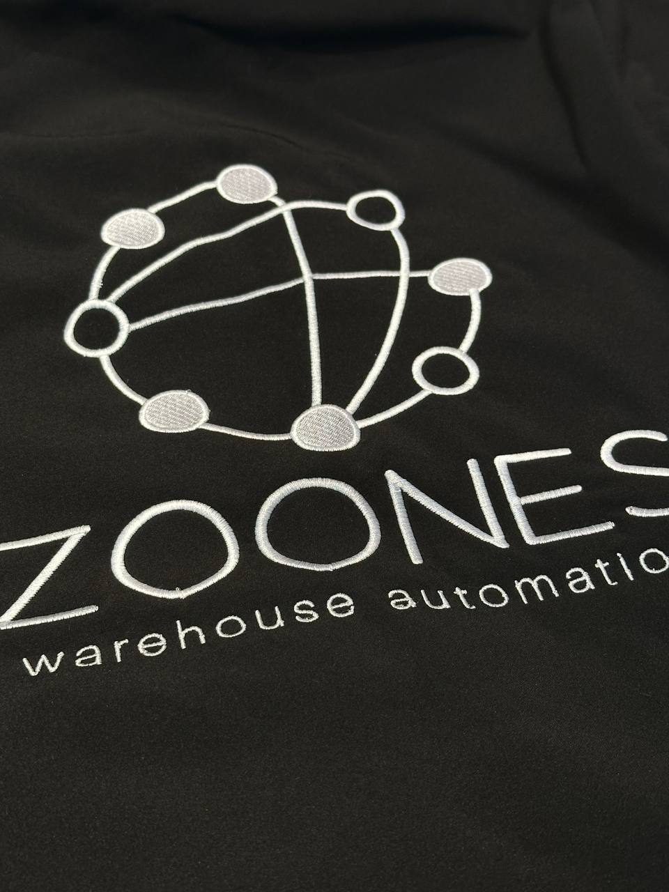 Zoones Logo gestickt, Detailstickerei auf Softshell Wien