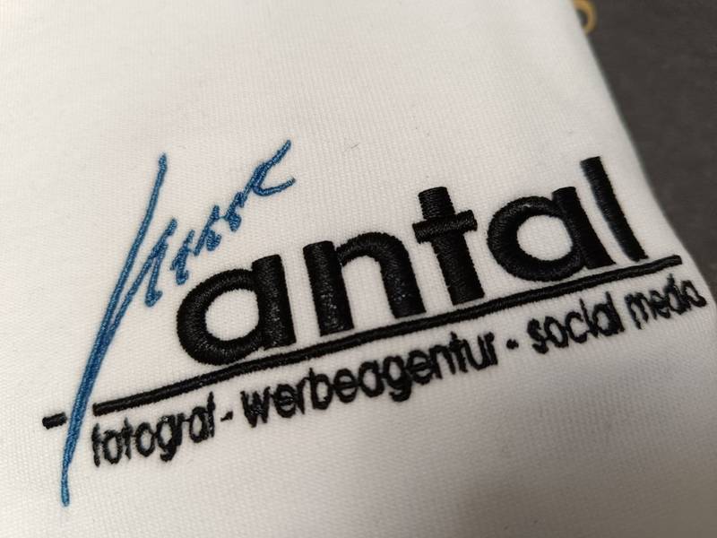 Antal Werbeagentur Logo gestickt auf Poloshirt, Logostickerei Wien