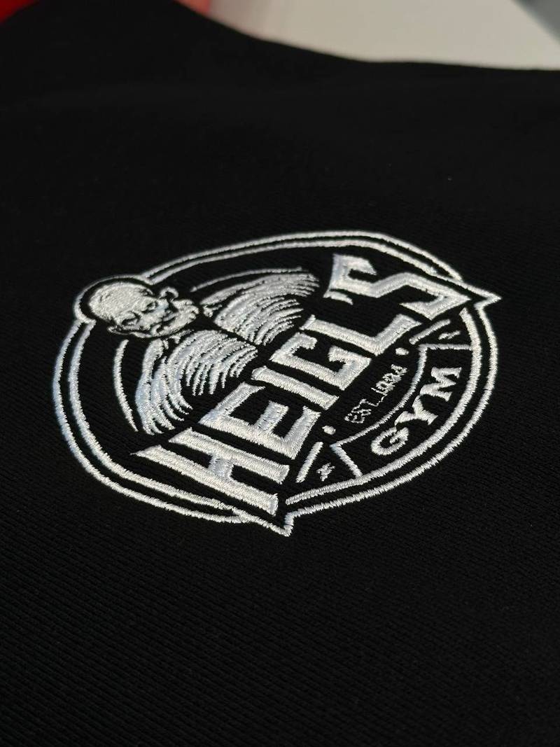 Heigl Gym Logo gestickt auf schwarzem Stoff, Sportstickerei Wien