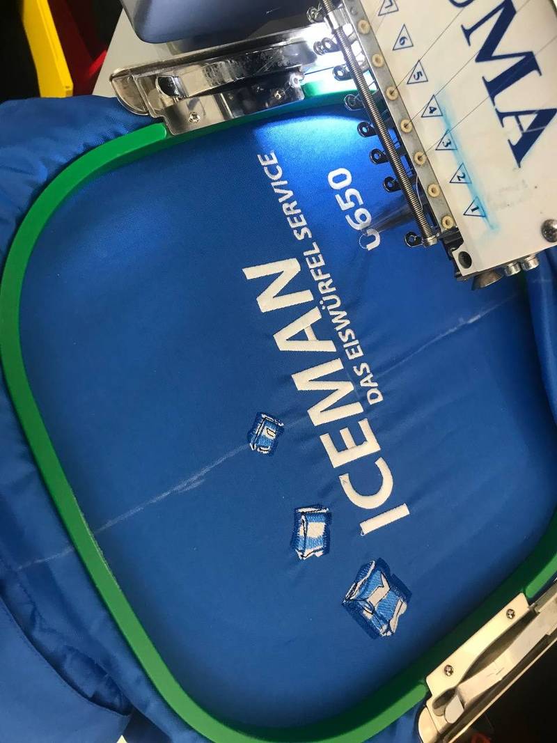 Stickmaschine mit Rahmen, Iceman Logo wird gestickt Wien