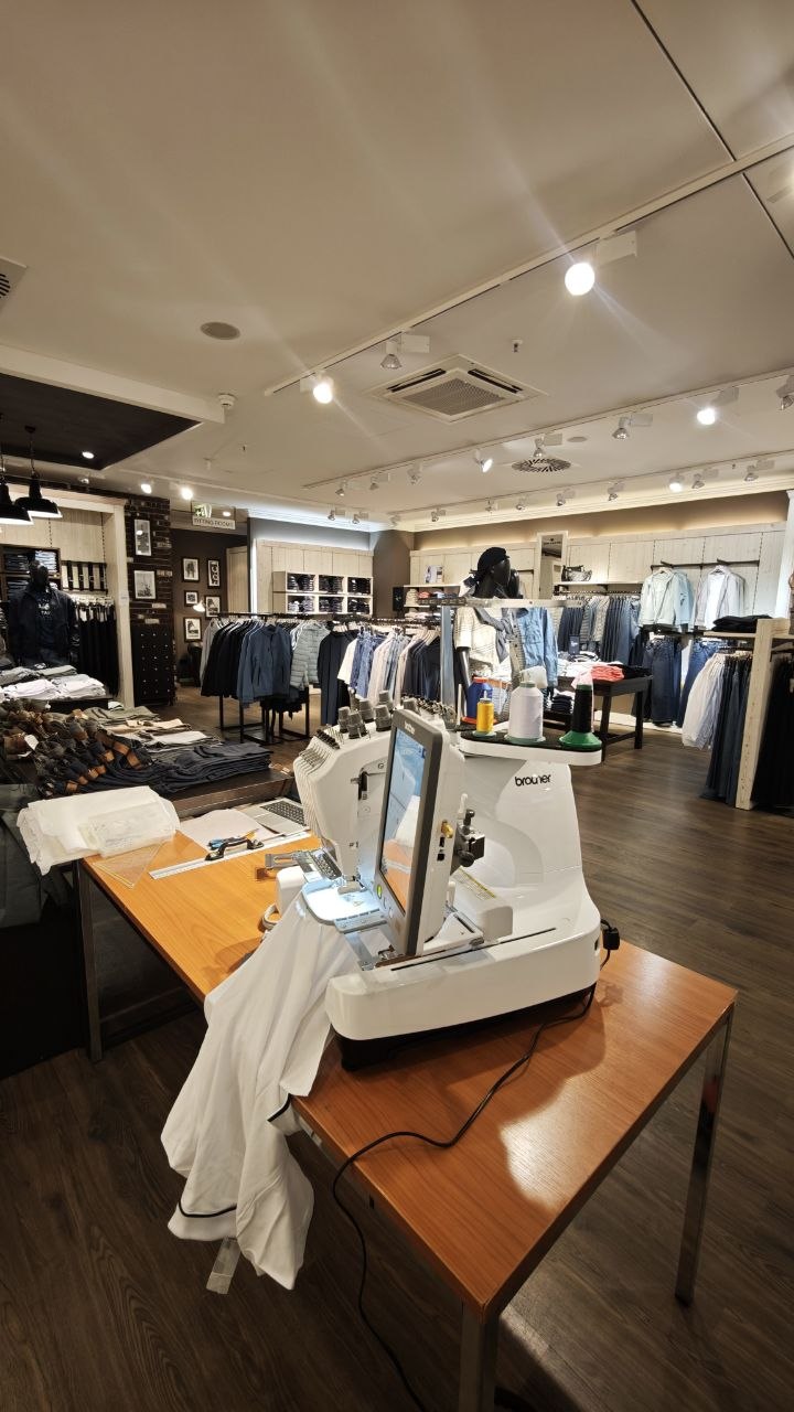 Mobile Stickstation bei Tom Tailor, Live Stickerei im Modegeschäft in Wien