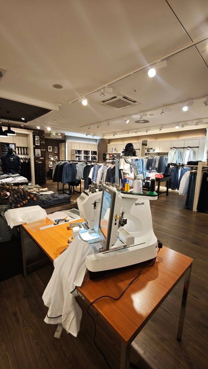 Mobile Live Stickerei im Tom Tailor Store, Eventstickerei Wien für Modehandel