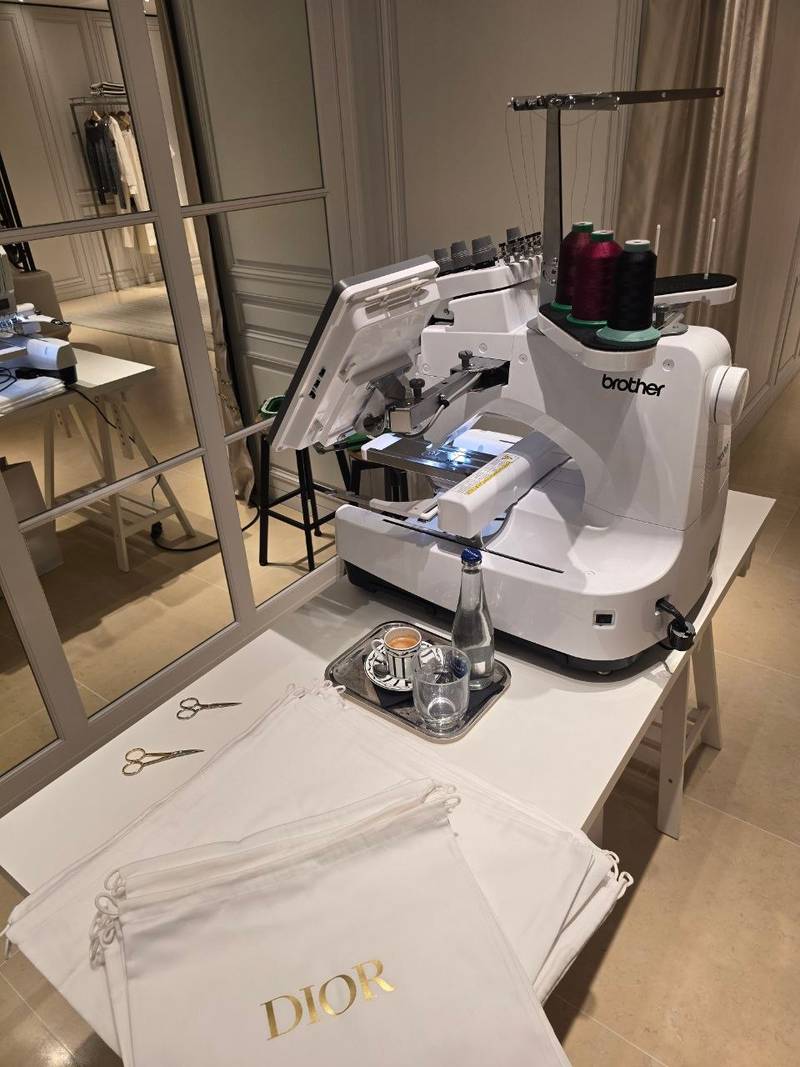 Luxus Event Stickerei bei Dior, Brother Stickmaschine mit Stoffbeuteln vor Ort in Wien