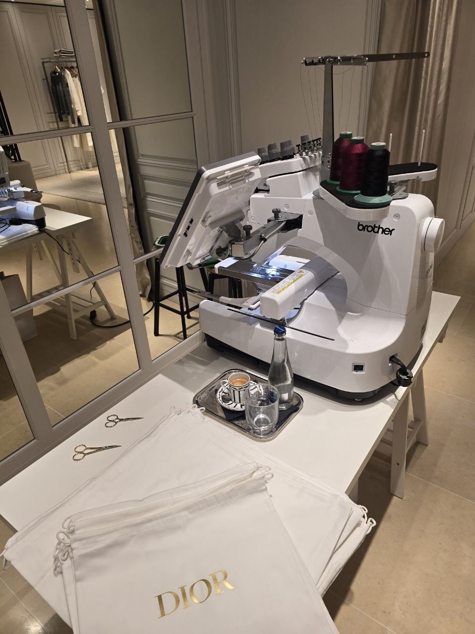 Luxus Event Stickerei bei Dior in Wien, Brother Stickmaschine mit vorbereiteten Beuteln