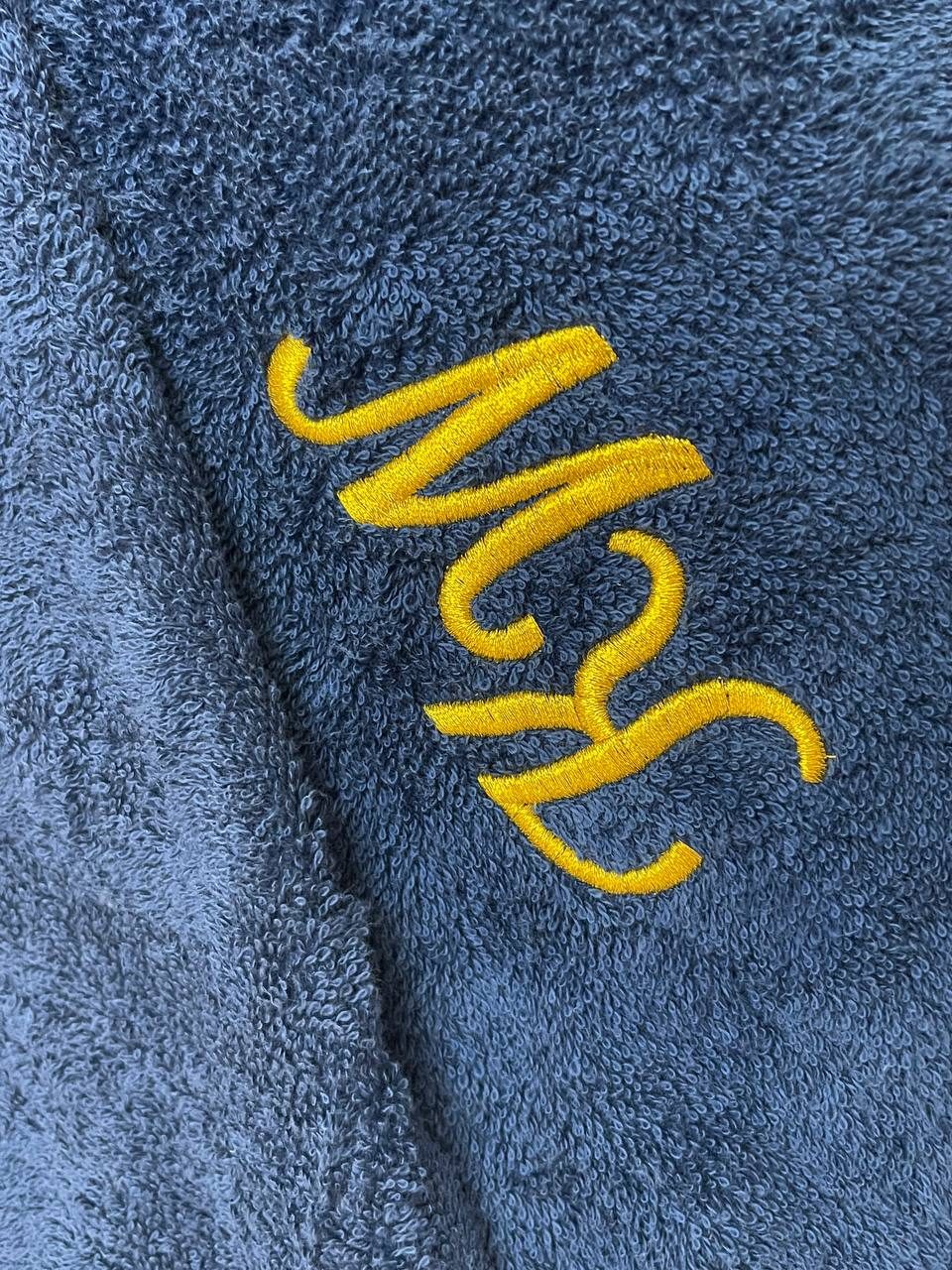 Monogramm auf Frottee-Handtuch, Goldene Initialen gestickt Wien