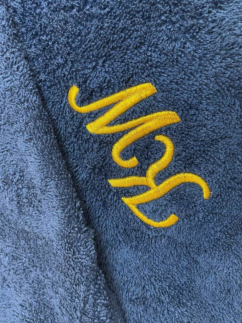 Monogramm auf Frottee-Handtuch, Goldene Initialen gestickt Wien
