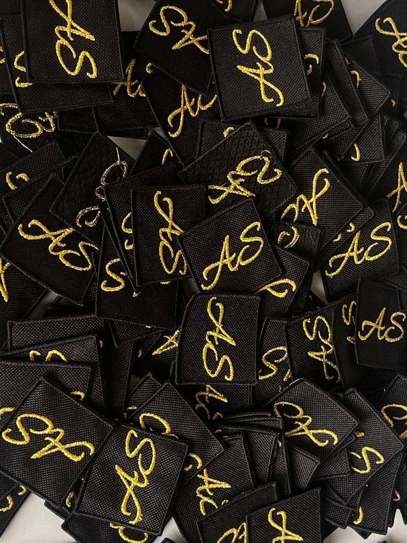 Monogramm-Aufnäher in Serie, Goldene AS Labels auf Schwarz