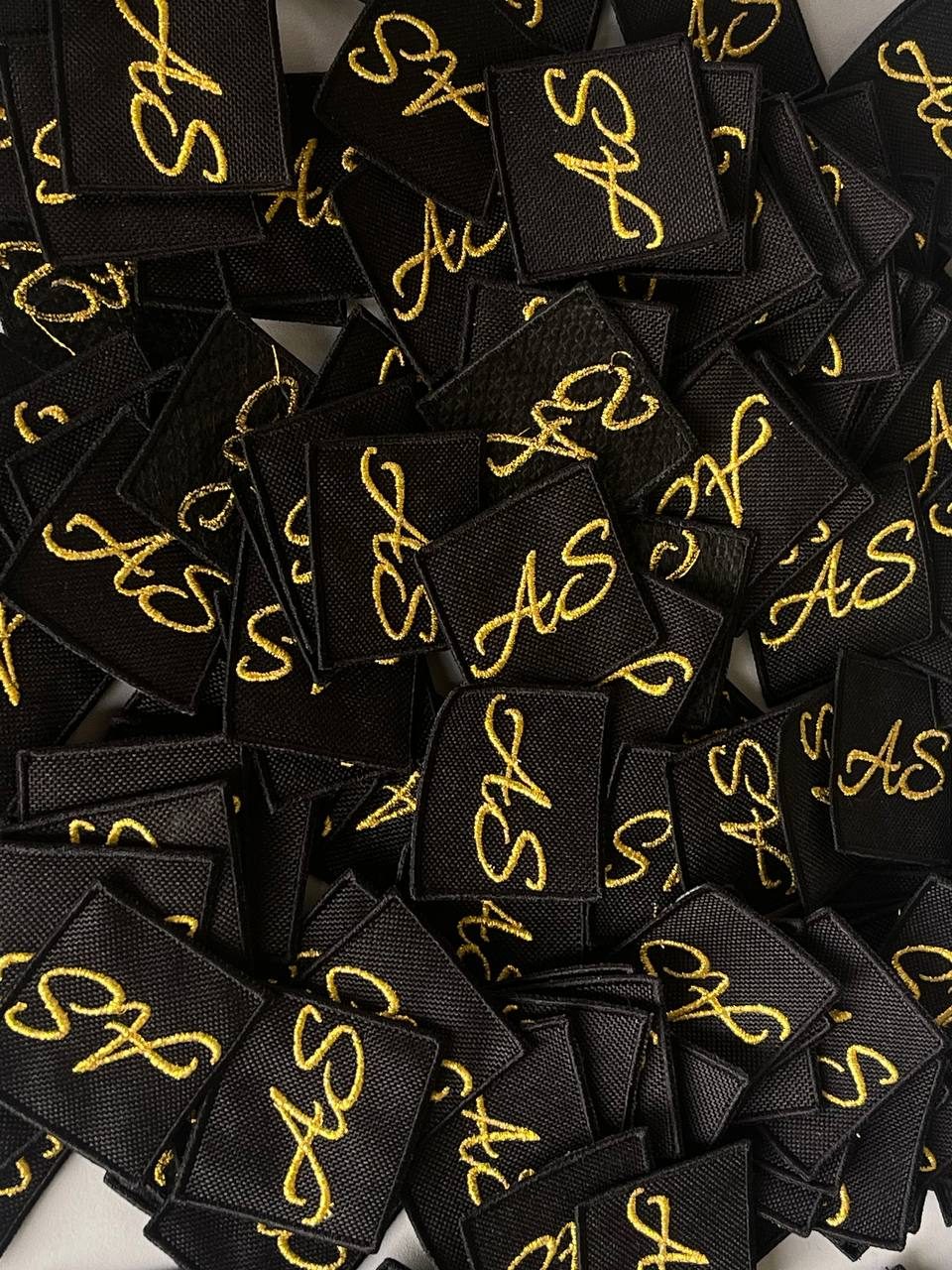 Monogramm-Aufnäher in Serie, Goldene AS Labels Wien