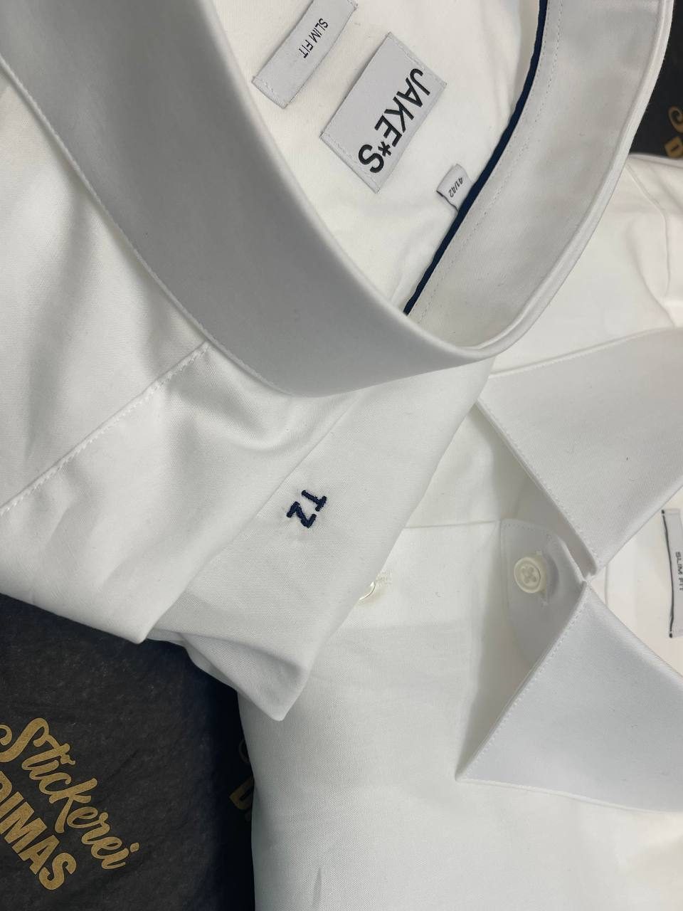 Monogramm auf weißem Hemd gestickt, Initialen-Stickerei Detail