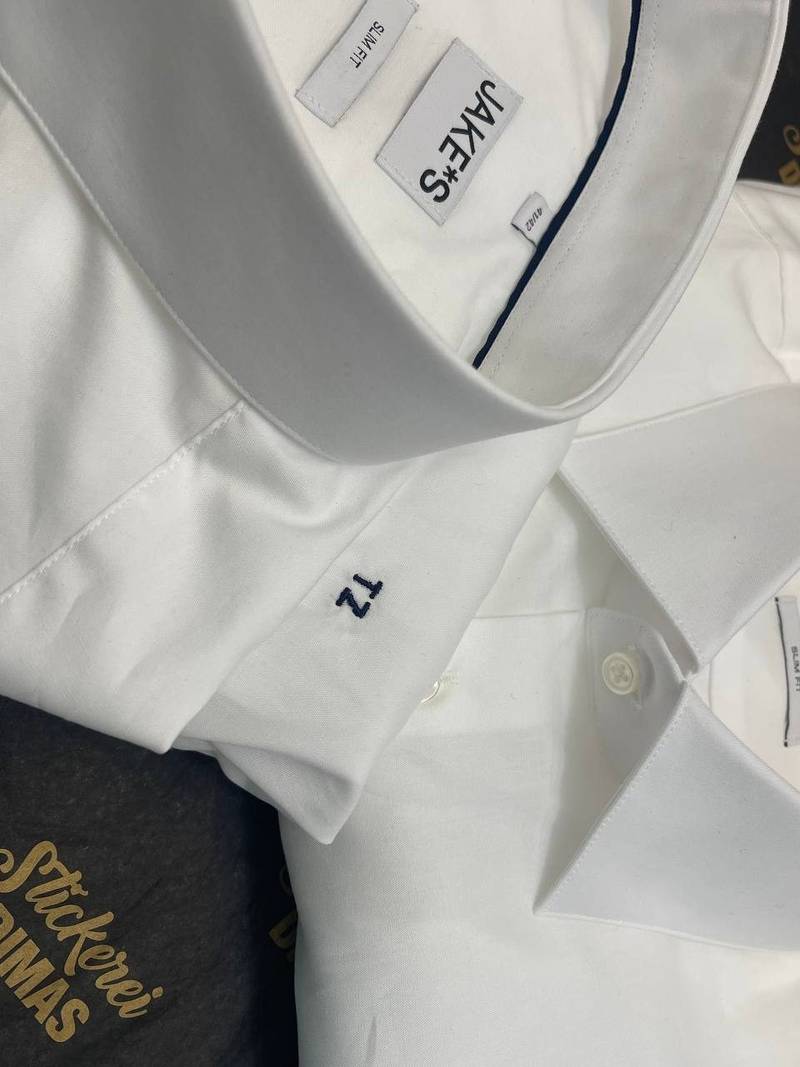 Monogramm auf Hemdkragen gestickt, Initialen TZ auf Jake's Hemd Wien