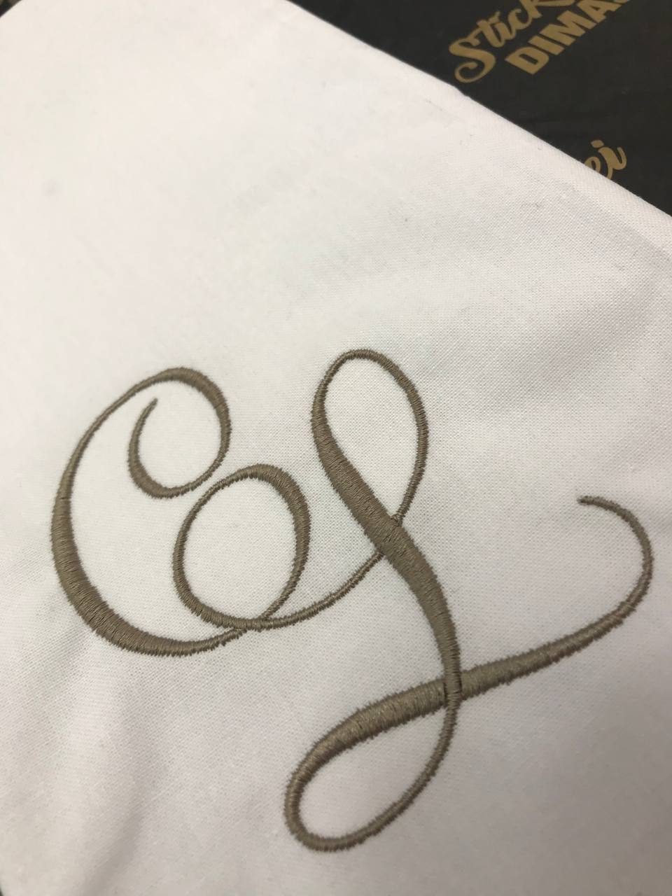 Monogramm auf Polster gestickt, Elegante Initialen Wien