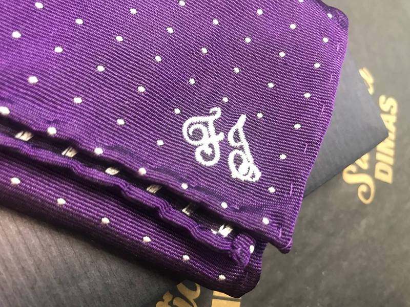 Monogramm auf Einstecktuch, Initialen auf lila Seide gestickt Wien