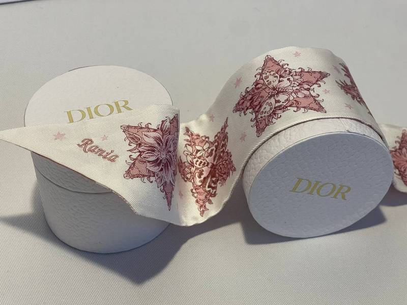 Name auf Dior Geschenkband gestickt, Luxus-Personalisierung Wien