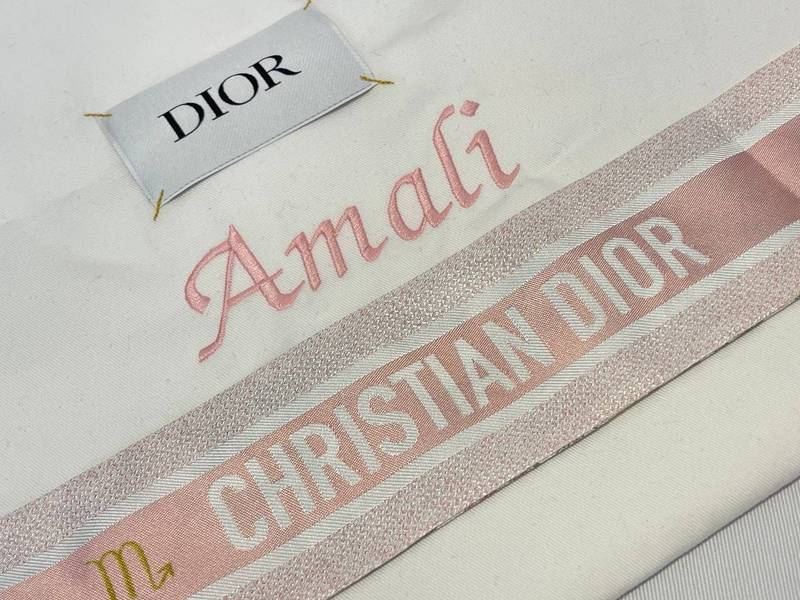 Name auf Dior Schal gestickt, Amali Personalisierung Wien