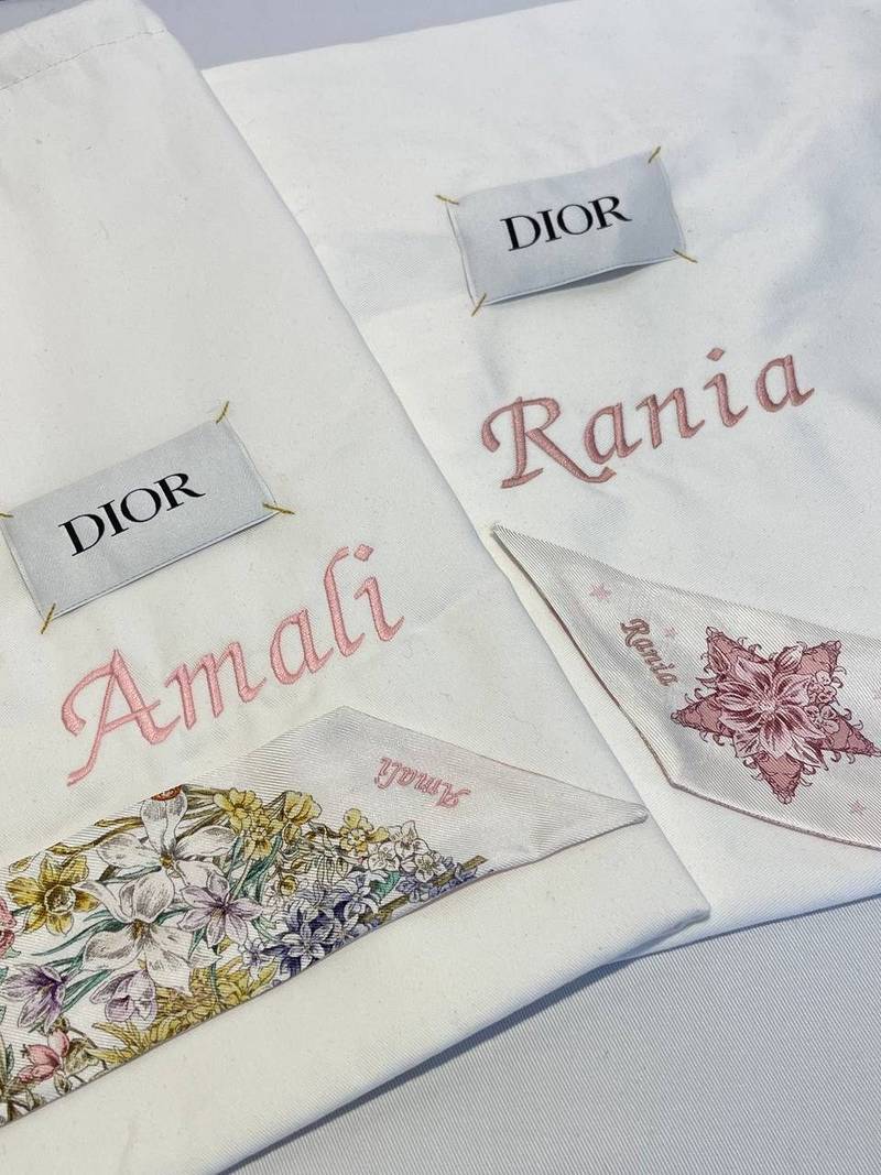 Namensstickerei auf Dior Tüchern, Amali und Rania personalisiert Wien