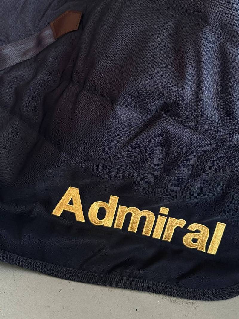 Admiral Pferdedecke bestickt, Goldene Stickerei auf Reitsport-Textilien Wien