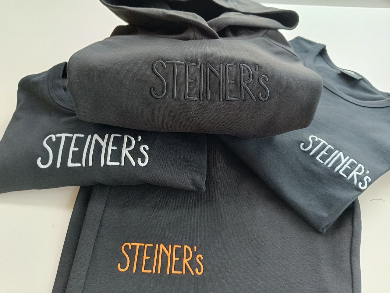 Steiner's Hoodies und Sweatshirts mit verschiedenfarbigen Stickereien