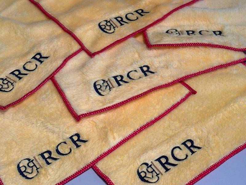 RCR Logo auf Mikrofaser-Putztüchern bestickt, Serienstickerei Wien