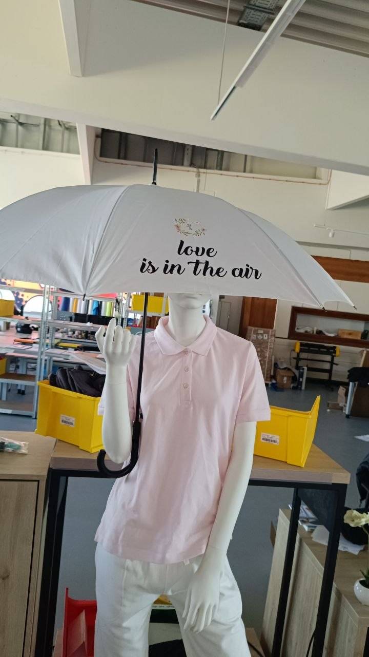 Regenschirm bedrucken für Hochzeit, Love is in the air Werbeschirm Wien