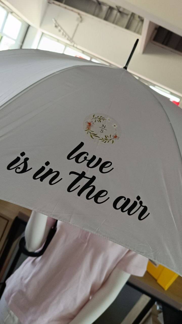 Bedruckter Hochzeitsschirm Love is in the air, personalisierter Regenschirm Wien