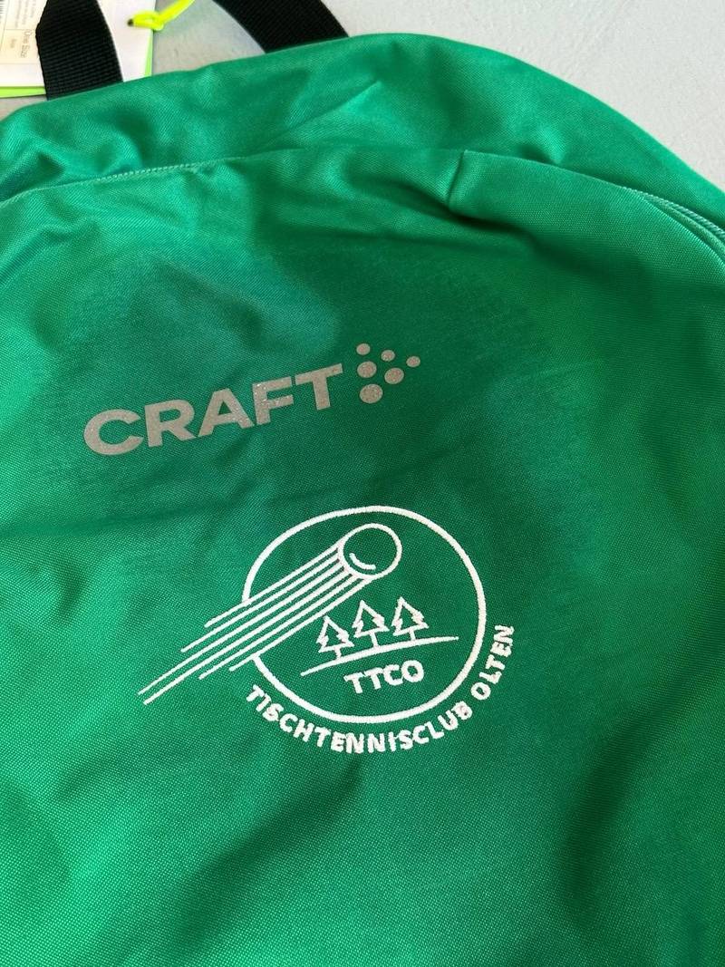TTCO Tischtennisclub Olten Logo auf grünem Rucksack gestickt, Vereinsstickerei Wien