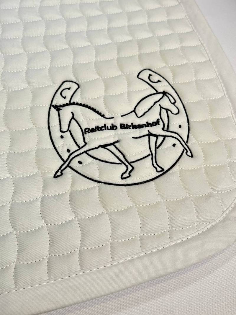 Reitclub Birkenhof Wappen auf weißer Schabracke gestickt, Reitsport-Stickerei Wien