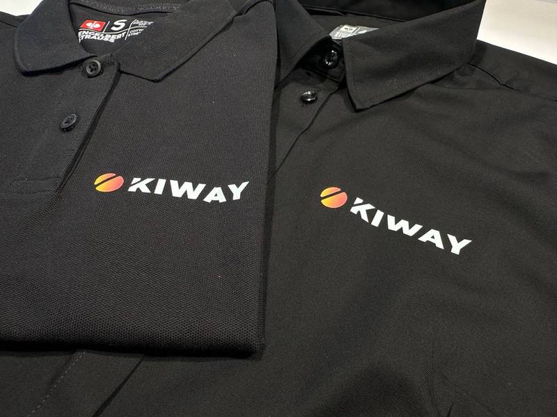KIWAY Logo auf schwarzem Engelbert Strauss Polo bestickt, Firmenstickerei Wien
