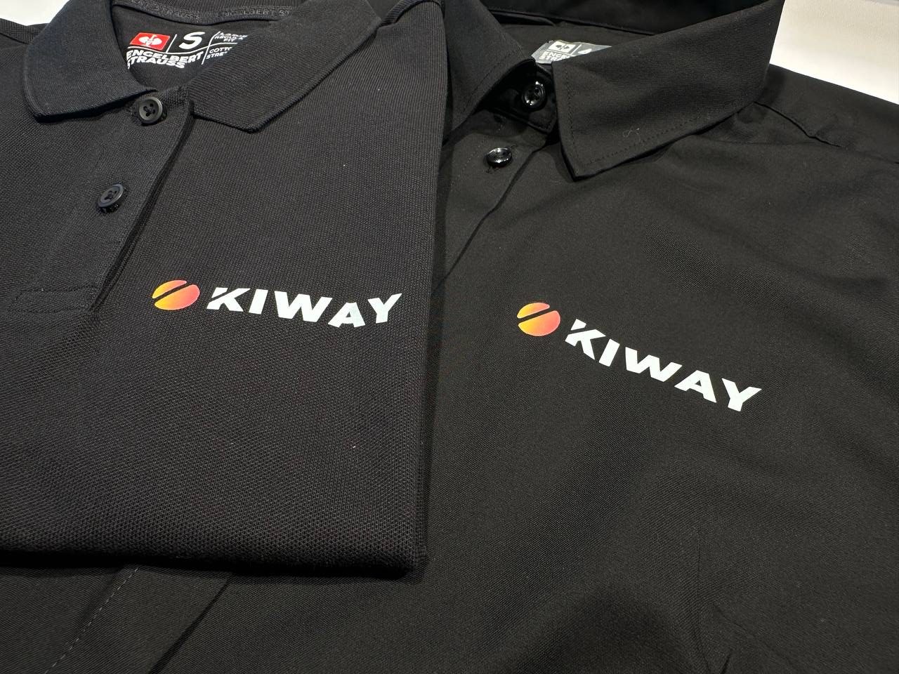 KIWAY Logo auf schwarzem Engelbert Strauss Polo bestickt, Firmenstickerei Wien