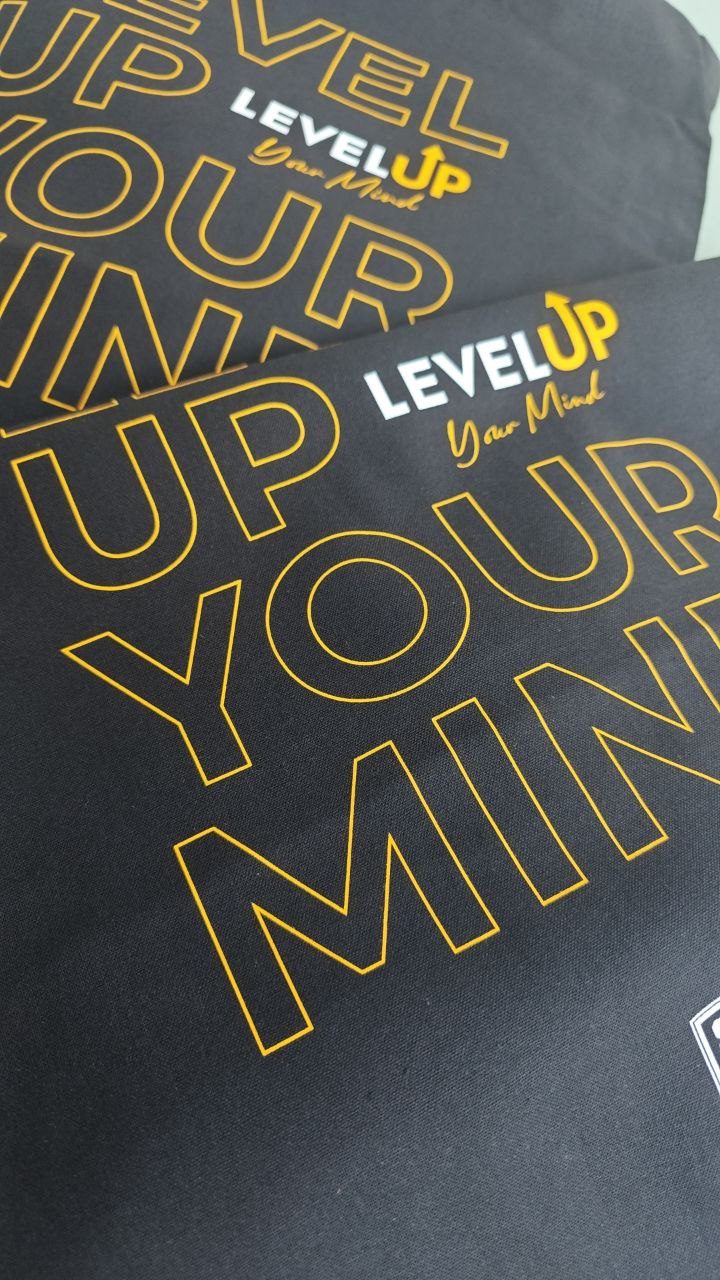 Level Up Siebdruck auf schwarzem T-Shirt, großflächiger Textildruck