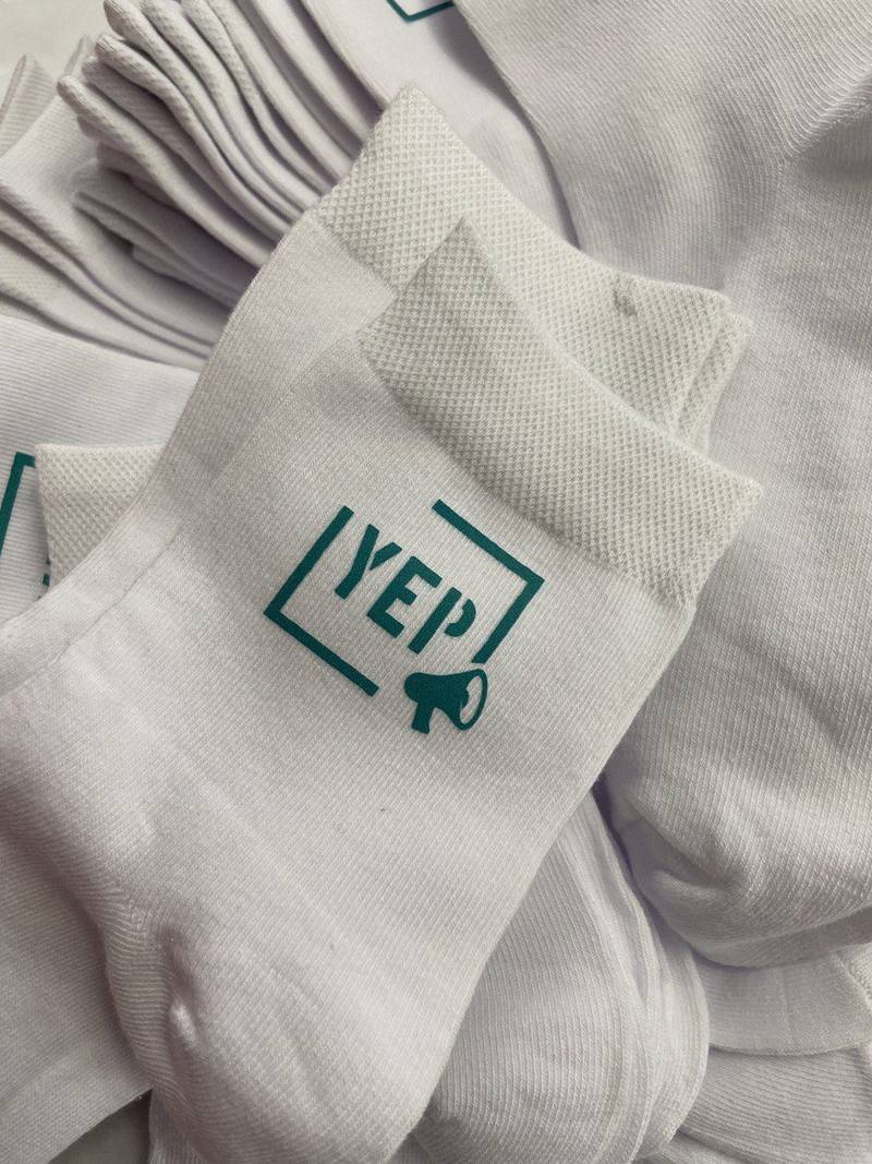 YEP Logo auf weißer Socke bedruckt, Sockendruck Wien
