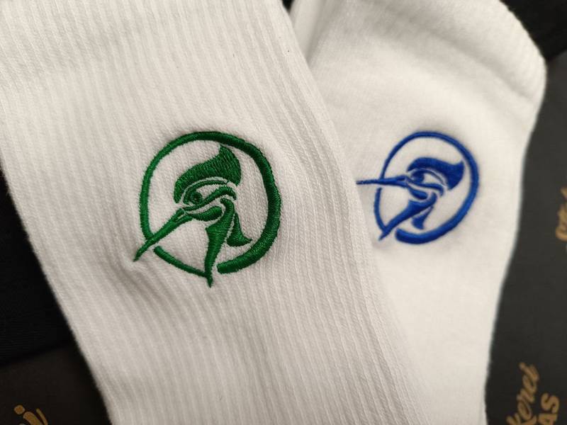 Weiße Socken mit gesticktem Logo, Sockenstickerei grün und blau Wien