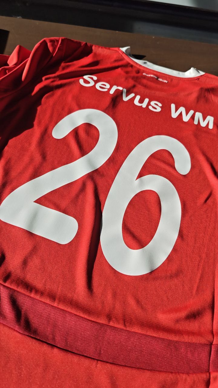 Rotes Sporttrikot bedruckt, Servus WM Textildruck Wien