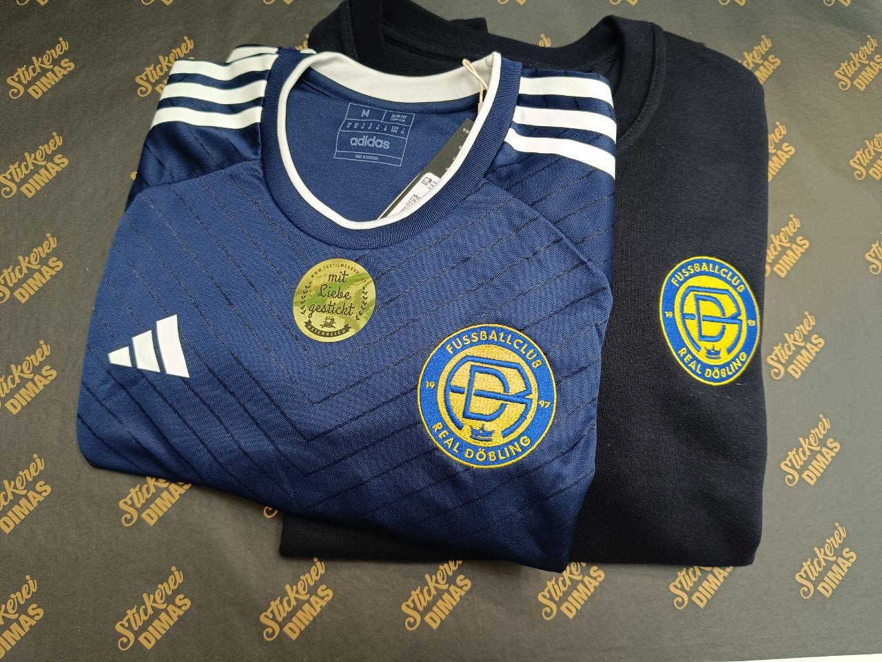 Sportkleidung mit Logo auf der Brust, klassische Platzierung Stickerei Wien