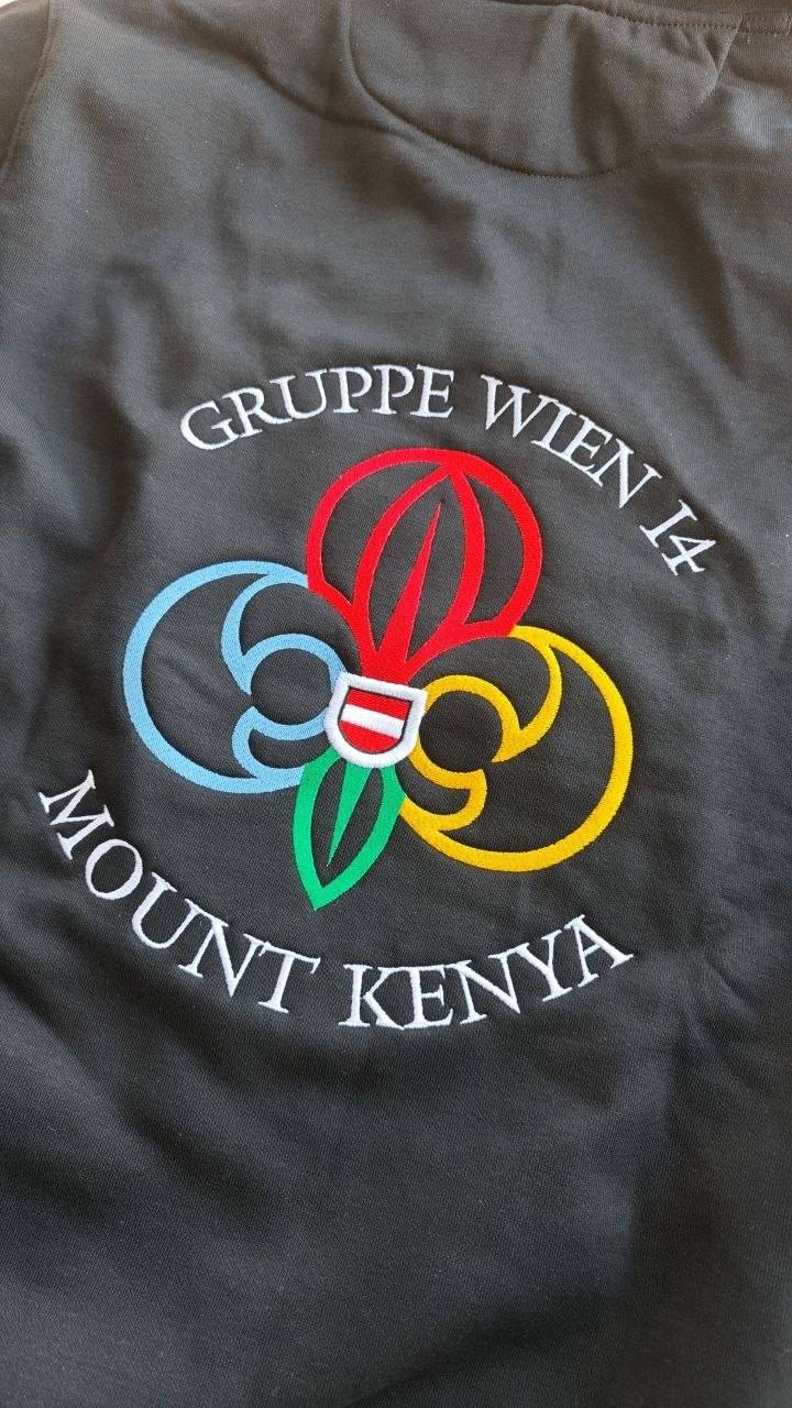 Rückenstickerei Pfadfindergruppe Wien 14 Mount Kenya, großflächige Logo Stickerei auf T-Shirt