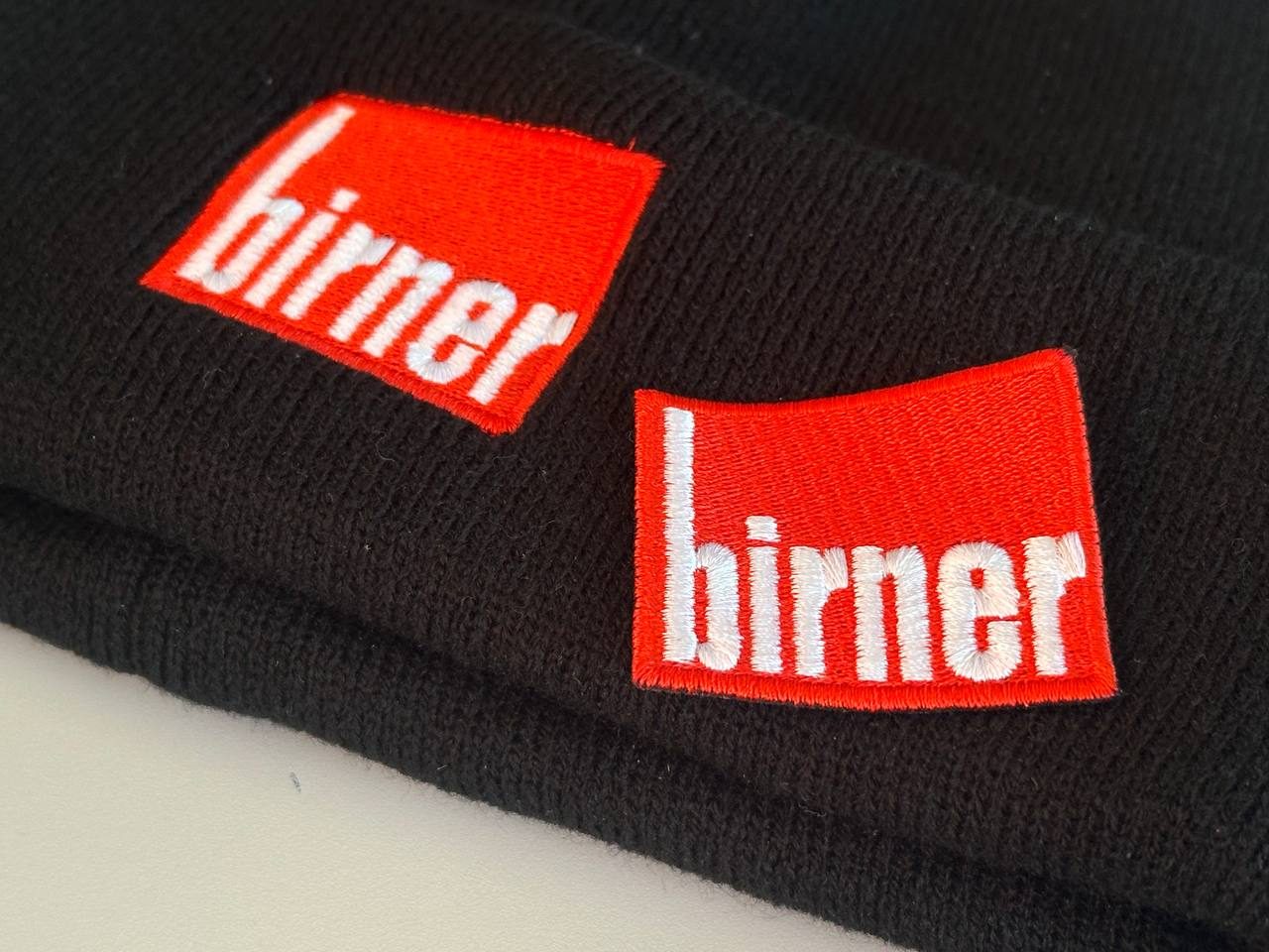 Birner Logo auf schwarzen Hauben gestickt, Firmenmützen Wien
