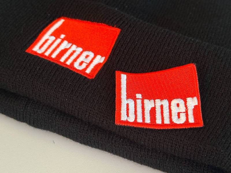 Birner Logo auf schwarzen Hauben gestickt, Firmenmützen Wien