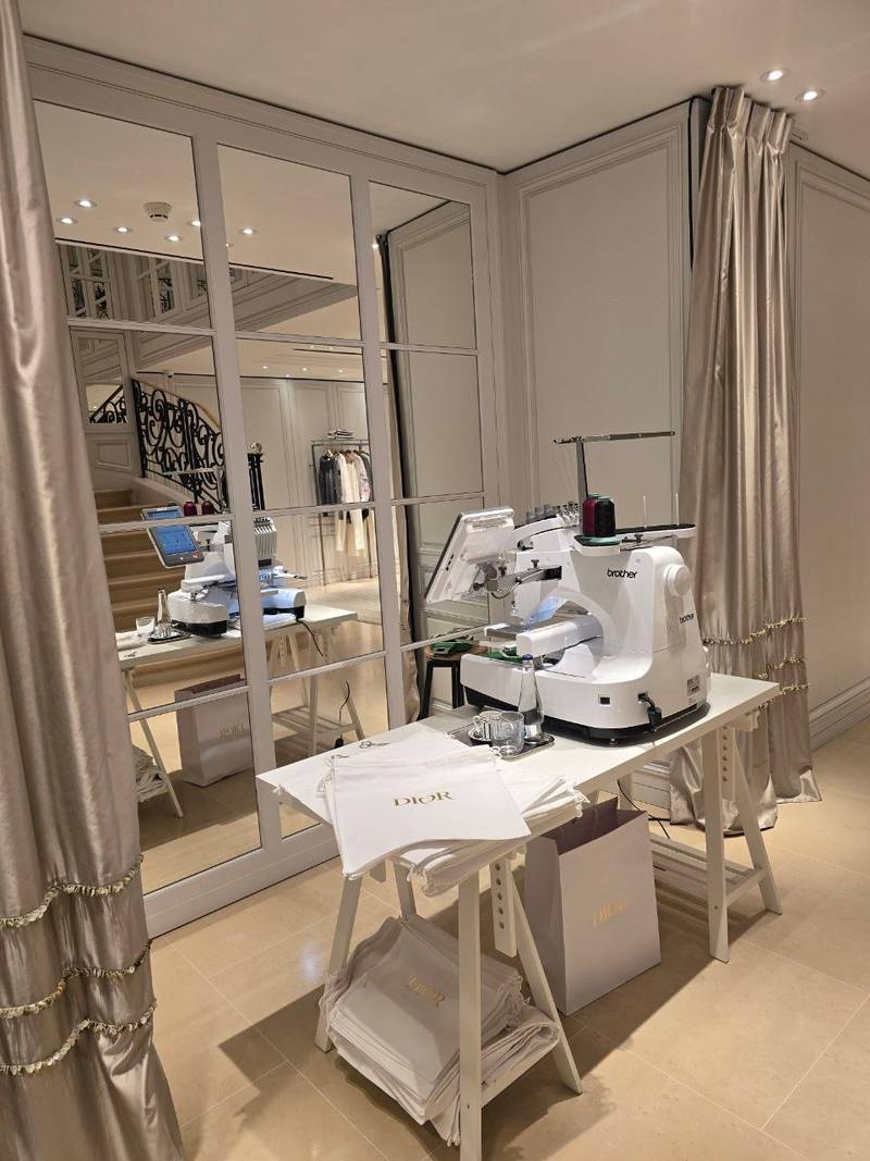 Mobile Stickmaschine im Dior Store Wien, Live Stickerei auf Dior Stoffbeuteln vor Ort