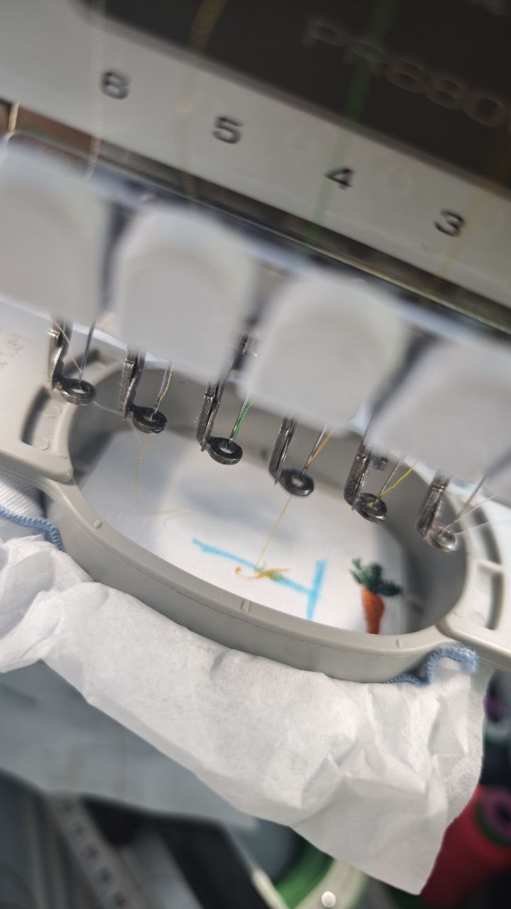 Stickmaschine beim Besticken eines Sweatshirts, Nahaufnahme
