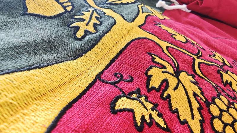 Gesticktes Wappen, Detailreiche Wappenstickerei in Großformat