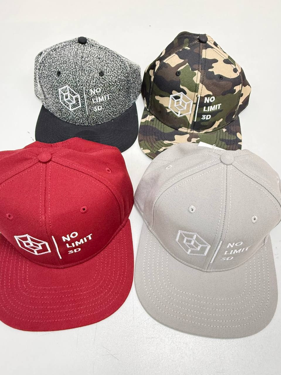 Kollektion bestickter Snapback Caps Kollektion bestickter Snapback Caps in mehreren Farben aus Wien 1220