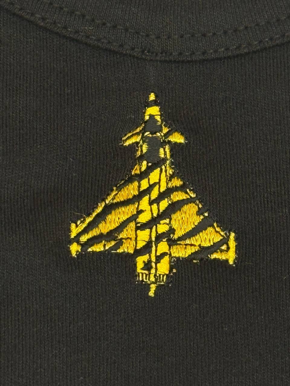 Gesticktes Flugzeugmotiv im Detail Gesticktes Flugzeug Logo im Detail, Logostickerei auf Textil in Wien