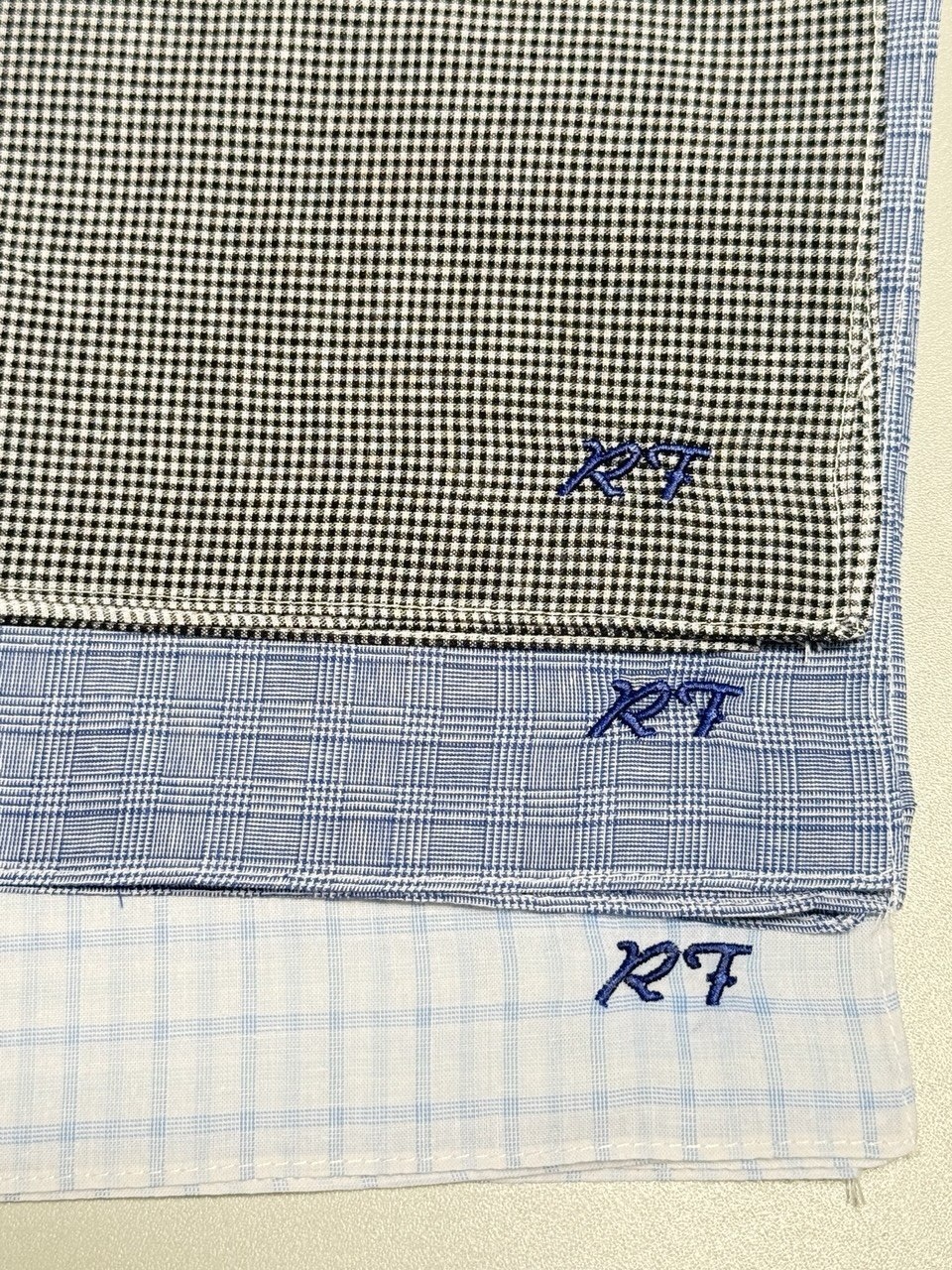 Stoffmuster mit Monogrammvarianten Stoffmuster mit verschiedenen gestickten Monogrammen zur Auswahl, Wiener Stickerei
